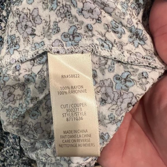 Max Studio (medium) RAYON blue and White Patterned flower Blouse - Picture 3 of 9